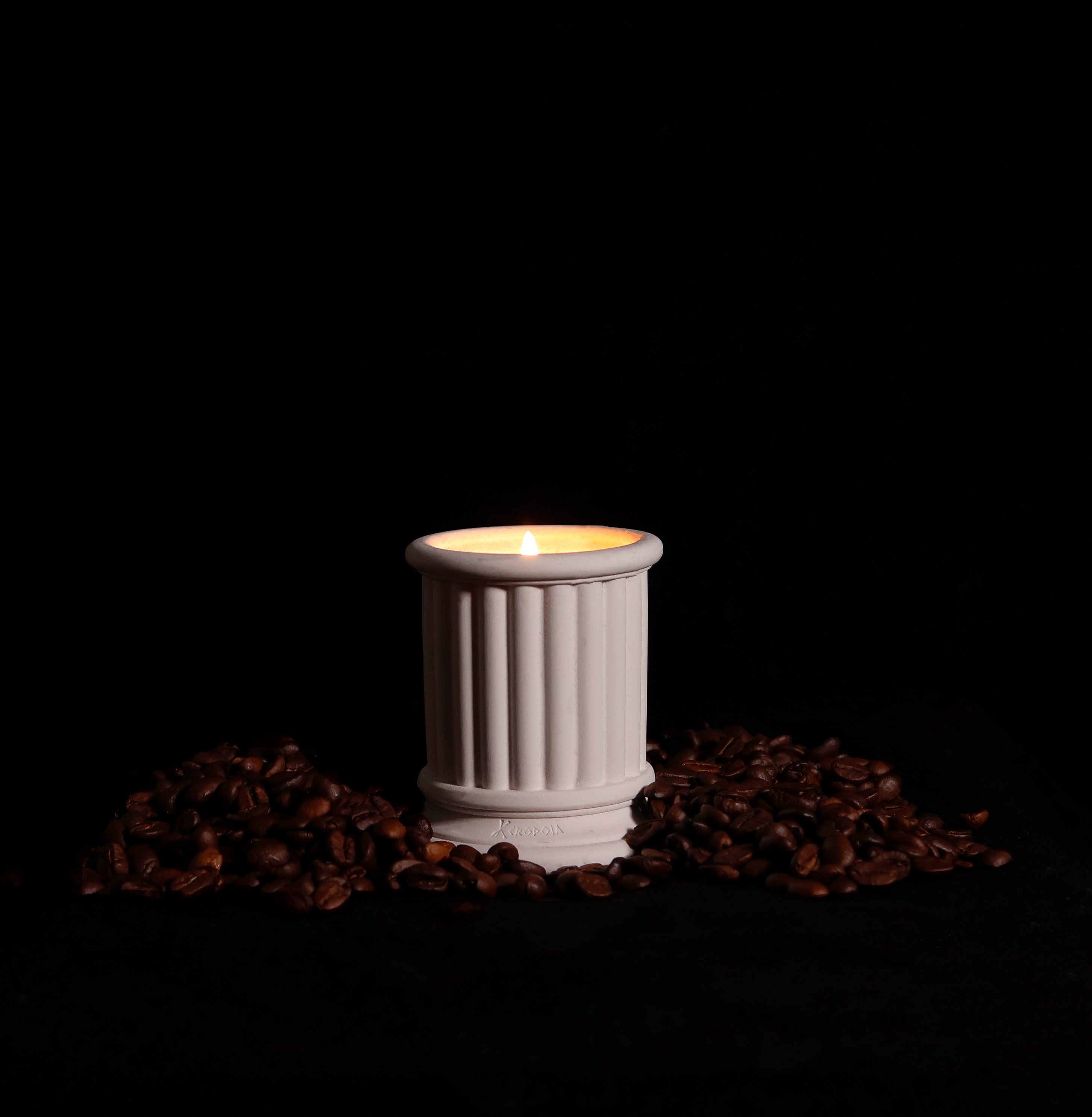 Bougie haut de gamme Pyr Keropoia avec grains de café et notes de cannelle
